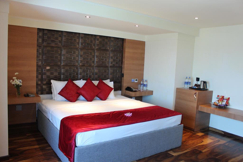Ramada By Wyndham Alleppey Alappuzha Exterior foto